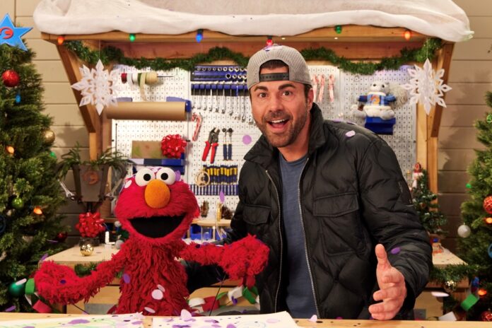 Elmo and Mark Rober's Merry Giftmas [Sesame Workshop]